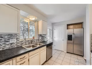 Photo #4: 1002451 Listing