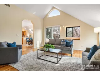 Photo #6: 1002596 Listing