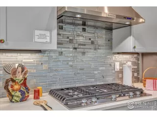 Photo #6: 1004237 Listing