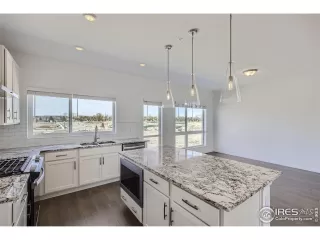 Photo #5: 1004271 Listing