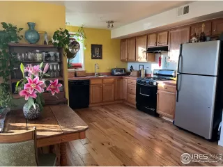 Photo #5: 1004287 Listing