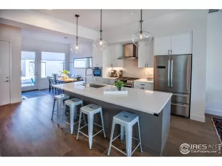 Photo #4: 1004296 Listing