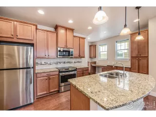 Photo #5: 1004398 Listing