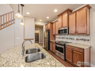 Photo #6: 1004398 Listing