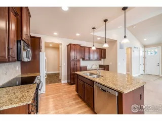 Photo #6: 1004401 Listing