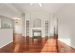 Photo #4: 1004436 Listing