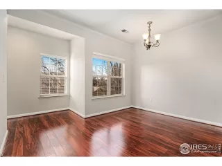 Photo #5: 1004436 Listing