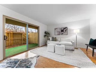 Photo #3: 1004462 Listing