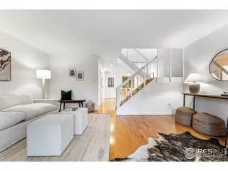 Photo #5: 1004462 Listing