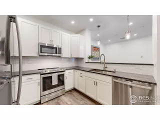 Photo #6: 1004519 Listing