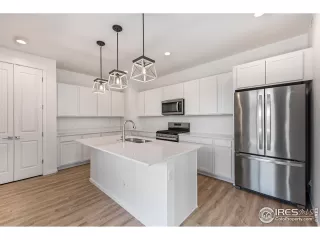 Photo #4: 1004778 Listing