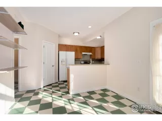 Photo #5: 1004834 Listing