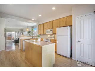 Photo #3: 1004838 Listing