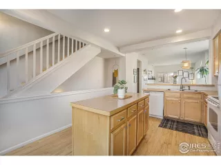 Photo #4: 1004838 Listing