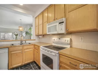 Photo #5: 1004838 Listing