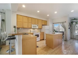 Photo #6: 1004838 Listing