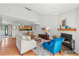 Photo #4: 1004861 Listing