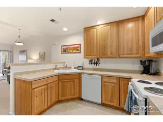 Photo #5: 1004913 Listing