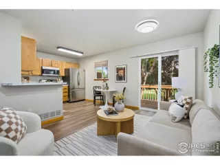 Photo #5: 1005421 Listing