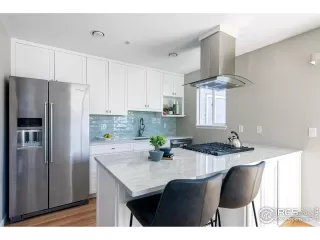 Photo #5: 1005695 Listing