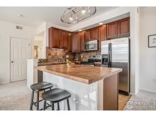 Photo #6: 1005823 Listing