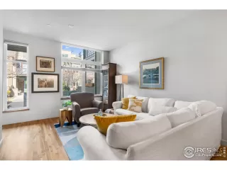 Photo #5: 1005858 Listing