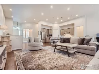 Photo #4: 1005892 Listing