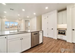 Photo #4: 1006373 Listing