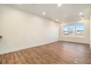 Photo #6: 1006373 Listing