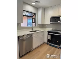 Photo #5: 1006992 Listing