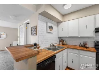 Photo #5: 1007827 Listing