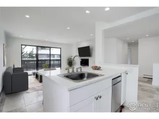 Photo #5: 1008022 Listing