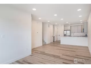 Photo #6: 1008263 Listing