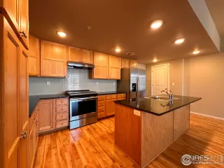 Photo #6: 1008325 Listing