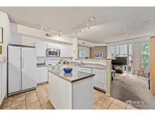 Photo #6: 1008395 Listing