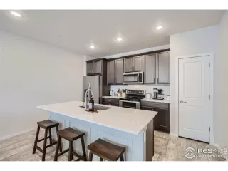 Photo #6: 1008400 Listing