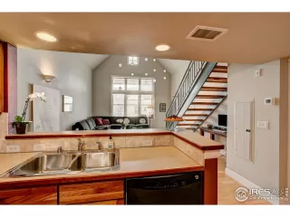 Photo #5: 1009227 Listing