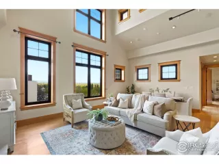 Photo #4: 1009633 Listing