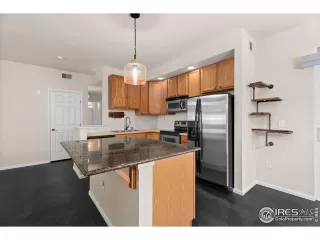 Photo #4: 1009742 Listing