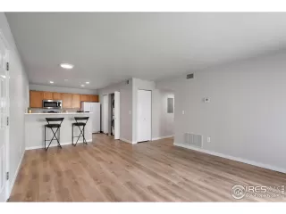 Photo #4: 1009806 Listing