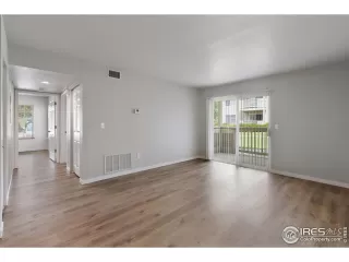 Photo #5: 1009806 Listing