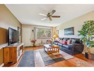 Photo #5: 1009907 Listing