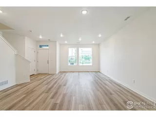 Photo #5: 1009968 Listing