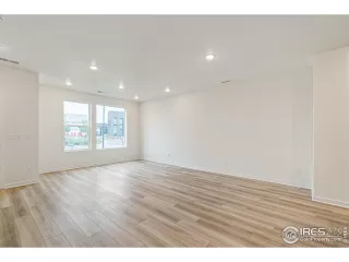 Photo #6: 1009968 Listing