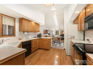 Photo #6: 1010196 Listing