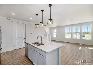 Photo #4: 1010903 Listing