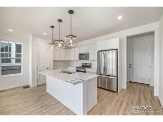 Photo #5: 1010903 Listing