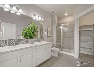 Photo #2: 1011279 Listing