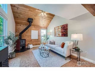 Photo #2: 1011457 Listing