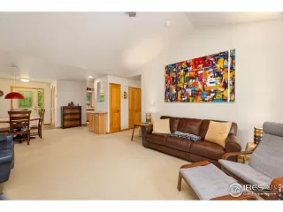 Photo #5: 1011942 Listing